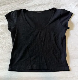 Black Tee Brandy Melville thumbnail 1