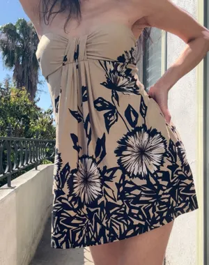 Strapless Floral Mini Dress w/ Built-In Padded Bra – Beige & Black Minimalist Chic 🌿 thumbnail 1