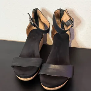 UGG Black Leather Wedge Sandals Womens 8.5 Zoe II Cork Ankle Strap 1102674 thumbnail 13