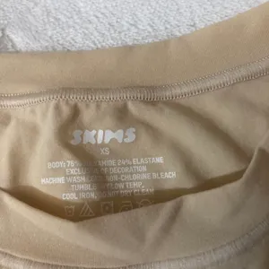 SKIMS Fits Everybody Long Sleeve T-Shirt XS NWT thumbnail 3