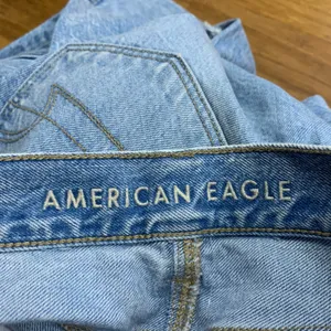 American Eagle Mom Jeans Womens Size 0 Ripped Distressed Light Wash Denim Casual thumbnail 6