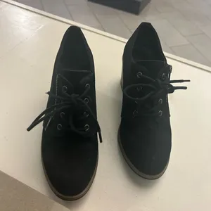 Boots Chic Black Lace-Up Heeled Boots Like New! 7 1/2M-White Mountain Built well thumbnail 7