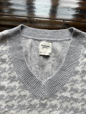 Abercrombie Gray and White Houndstooth Vneck Sweater Vest thumbnail 2