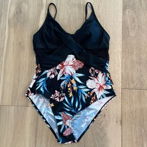 Cupshe black and tropical floral one piece swimsuit NEW WITH TAGS thumbnail 1