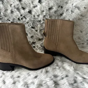 3003. Dolce Vita Suede Tan Ankle Booties sz 7.5 thumbnail 4