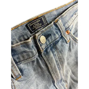Abercrombie & Fitch Ultra High Rise Mom Jeans Light Wash Distressed Blue 29/8R thumbnail 3