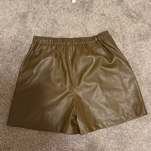 NWOT Steve Madden high wasted faux leather shorts women's size medium thumbnail 10