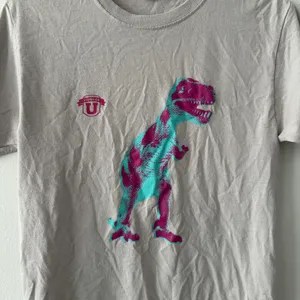 Jerzees Dri-Power Active Hunger U T-Shirt Size Small Dinosaur Graphic thumbnail 3