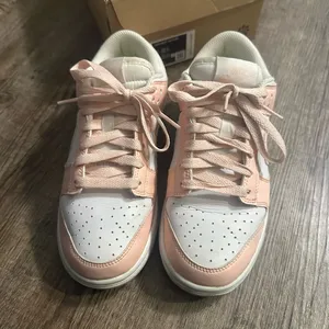 Women’s Nike Dunk Low Sneakers thumbnail 4