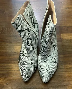 Zebra print booties Size 9 thumbnail 1