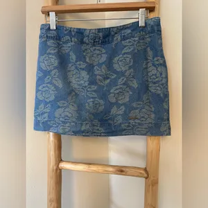 Abercrombie & Fitch Denim Mini Skirt women’s Size 25/0 Gold Floral Pattern thumbnail 2