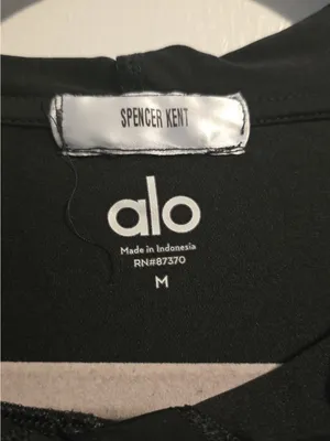 ALO Yoga Black Long Sleeve Hoodie Pullover thumbnail 4