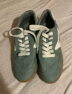green shoes Size 8 thumbnail 1