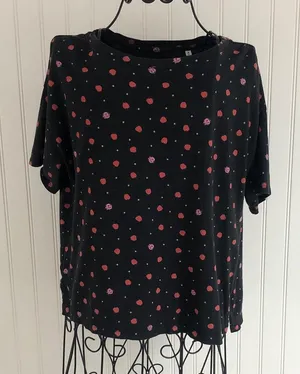 Uniqlo UT Disney Black and Red Snow White Poison Apple Tee Shirt thumbnail 1