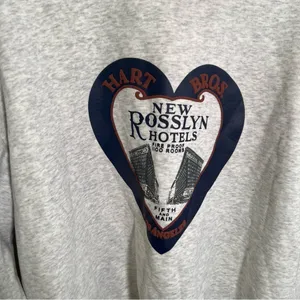 Women's‎ Mock Neck Sweatshirt Hart Bros New Rosslyn Hotels Light Gray Burgundy thumbnail 4