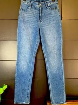 Women’s High-Rise WOW Straight Jeans. Size 6. Old Navy. Like New! thumbnail 1
