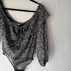 Abercrombie Fitch Black Floral Off Shoulder Long Sl Bodysuit S Feminine Coquette thumbnail 6