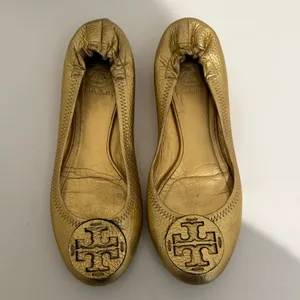 Tory Burch Reva Gold Metallic Ballet Flats Grained Leather Logo Size 7 Y2K thumbnail 3