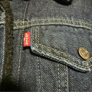 Levi's Dark Wash Denim Sherpa Lined Trucker Jacket Black Lining Small thumbnail 2