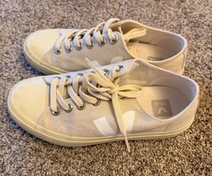 VEJA Sneakers thumbnail 1