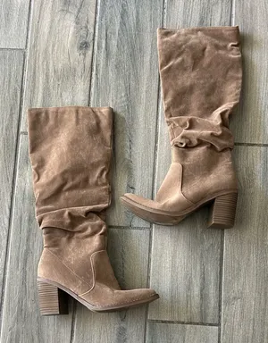 Universal Threads Tan Heeled Boots thumbnail 1
