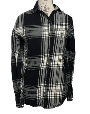 Old Navy The Boyfriend Flannel Shirt Womens Small Plaid Black White Long Sleeve thumbnail 4