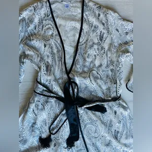 Morgan Taylor Intimates Black and White Paisley Robe Size M Midi Length Tie Belt thumbnail 13