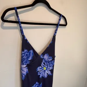 Club L London NWT Blue Floral Print Plunge Neck Maxi Dress - size 6 thumbnail 4