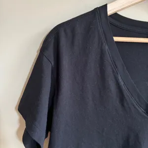 Old Navy Vintage Tee V-Neck T-Shirt M Black Womens 100% Cotton Short Sleeve thumbnail 2