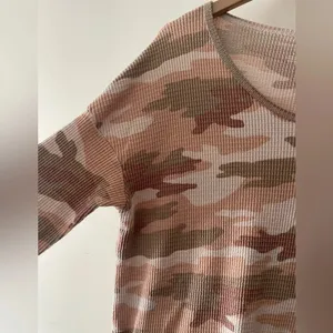 American Eagle Waffle Knit Pink Camo Print Soft‎ Cozy Sweater thumbnail 3