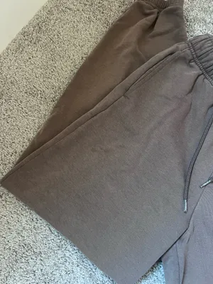Alo Yoga Sweatpants thumbnail 2