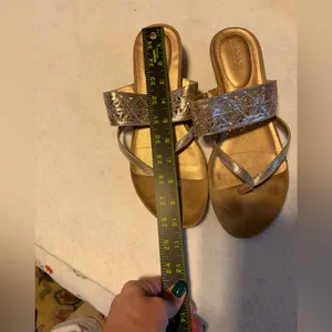 Kenneth Cole Reaction Gold Laser Cut Thong Sandals Womens Size 9 Metallic thumbnail 3