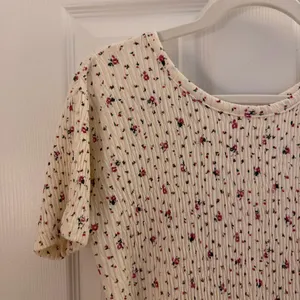 Cream Floral Smocked Short Sleeve Knit Top thumbnail 3