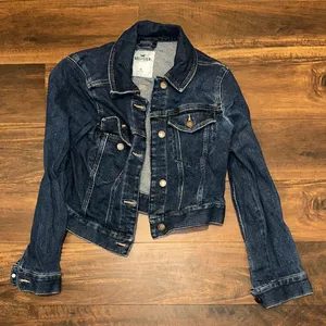 Hollister Dark Wash Crop Denim Jacket in Size Medium thumbnail 2