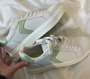 Sneakers thumbnail 1