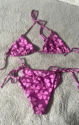 Change Swim Magenta Bloom Set (top: S, bottoms: XS) thumbnail 1