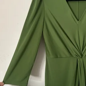 Lark & Ro Olive Green V-Neck Twist Midi Dress Sz Small thumbnail 4