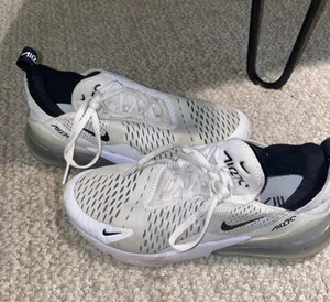 Nike Air Max 270 Shoes thumbnail 1