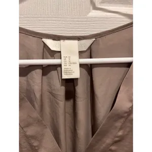 H&M Conscious Womens Size 14 Taupe Brown Satin V-Neck Cap Sleeve Blouse Top‎ thumbnail 3