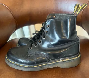 Dr. Martens Boots Womens Size Mens Size 6 10072 Smooth Leather Shiny Black thumbnail 1