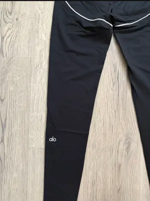 Alo Yoga Airbrush Hearthrob Leggings and Sports Bra Set Size Large thumbnail 7