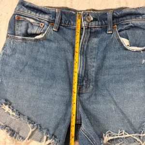 Abercrombie & Fitch The Mom Short High Rise Medium Wash Distressed Denim 28 6 thumbnail 4