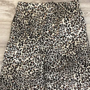 Urban Outfitters Leopard Print Elastic Waist Zip Front Straight Leg Pants XS thumbnail 2