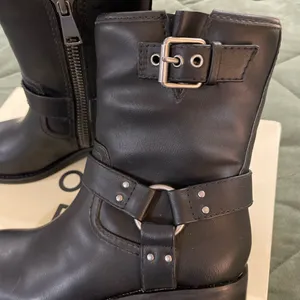 Open Edit Elegant Black Leather Moto Boots thumbnail 2