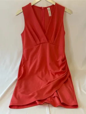 Sleeveless Red V thumbnail 1