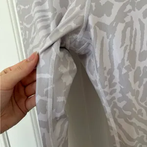 Good American leopard print white and silver leggings thumbnail 4