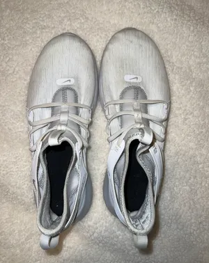 Nike Tennis Shoes thumbnail 2