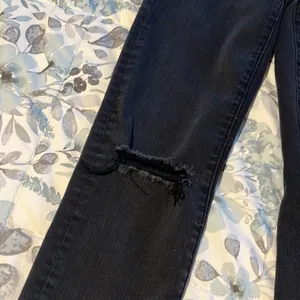America Eagle Next Level Stretch Black Distressed Jeans Size 2 thumbnail 2