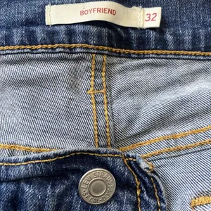 Levi's Distressed Boyfriend Jeans Raw Hem Cropped Denim Women's‎ Size 32 Waist thumbnail 6