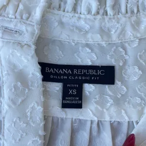 White Banana Republic Dillon classic fit blouse with ruffle collar sz xs thumbnail 6